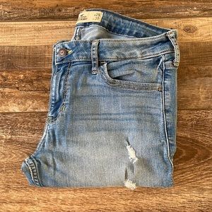 Hollister Low Rise Super Skinny Jean. Light Wash
